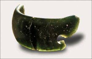 این دستبند در سال 2008 در به اصطلاح Stratum 11 غار معروف جهان Denisova در منطقه آلتای سیبری پیدا شد.