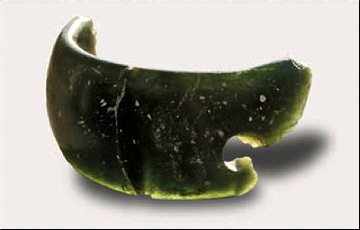 این دستبند در سال 2008 در به اصطلاح Stratum 11 غار معروف جهان Denisova در منطقه آلتای سیبری پیدا شد.
