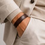 راهنمای ست کردن دستبند با کت و شلوار | ۷ نکته طلایی استایل